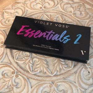 New unused Violet Voss Essentials 2 Palette